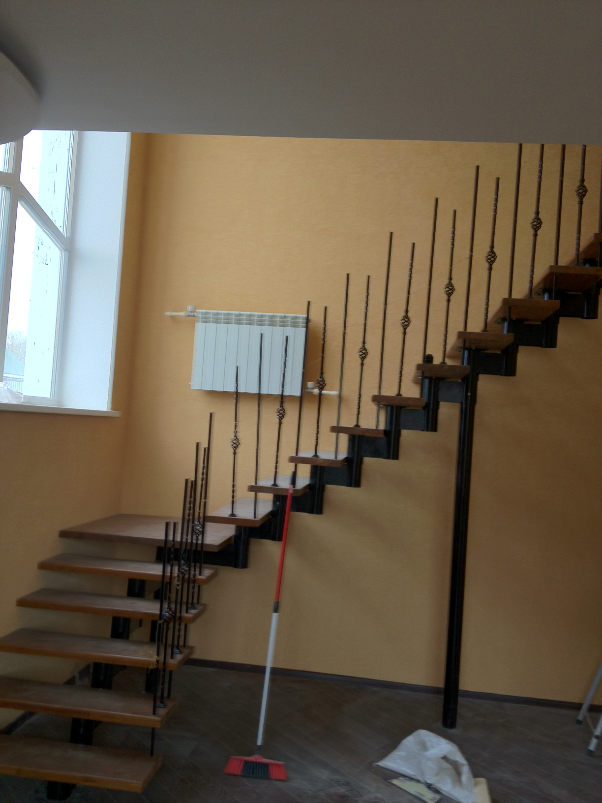 Модульная г-образная лестница с площадкой