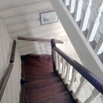 Деревянная лестница на косоуре с поворотом на 180 градусов с забежными ступенями